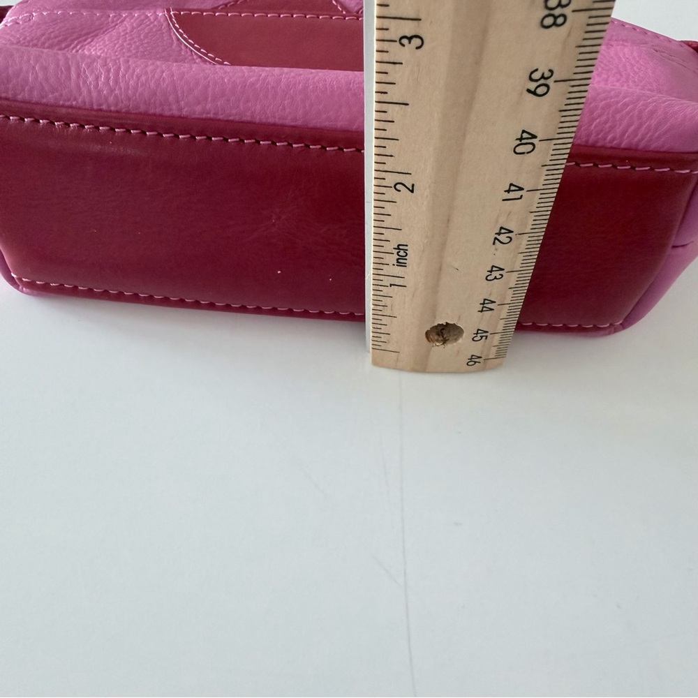 ili New York Hot Lips Cosmetic Case - Picture 6 of 6